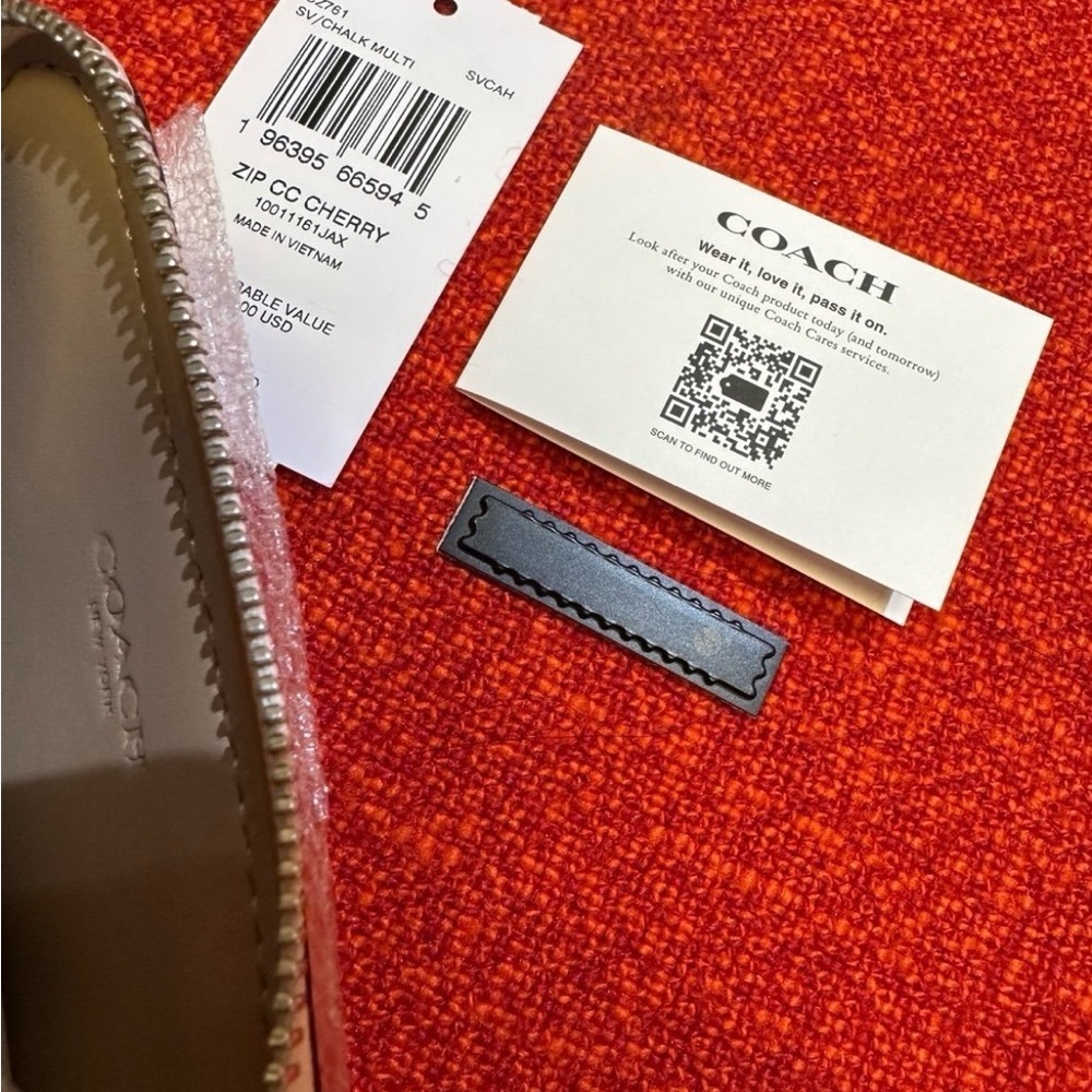 ❤️❤️❤️Coach zip card case with cherry print/silver tone hardware ❤️❤️❤️ - Picture 6 of 12